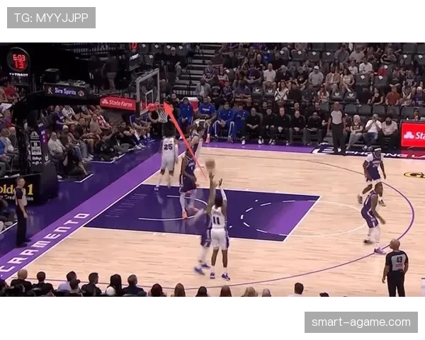 爱德华兹无球跑位改善后场表现显著 拉开与邮差的得分差距